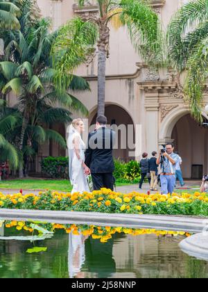 San Diego, AOÛT 2 2014 - Bonde et marié prenaient des photos d'engagement dans le magnifique parc historique de Balboa Banque D'Images