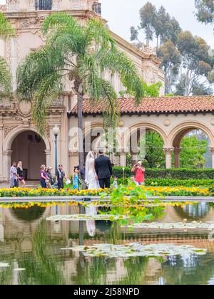 San Diego, AOÛT 2 2014 - Bonde et marié prenaient des photos d'engagement dans le magnifique parc historique de Balboa Banque D'Images