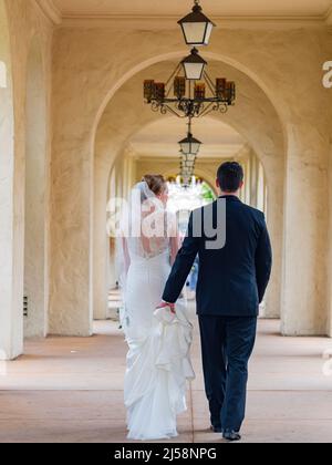 San Diego, AOÛT 2 2014 - Bonde et marié prenaient des photos d'engagement dans le magnifique parc historique de Balboa Banque D'Images