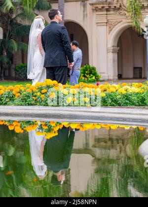 San Diego, AOÛT 2 2014 - Bonde et marié prenaient des photos d'engagement dans le magnifique parc historique de Balboa Banque D'Images