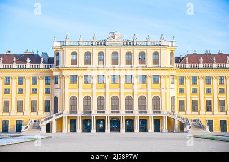 Façade du célèbre palais impérial de Schönbrunn par une journée ensoleillée sans personne à Vienne, en Autriche Banque D'Images