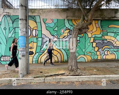 La région de la Floresta à Quito, qui a acquis une réputation d'être l'un des quartiers les plus envoûtant de toute ville d'Amérique du Sud. Banque D'Images