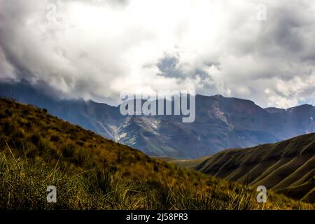 Une tempête de rassemblement au-dessus des falaises de basalte lointaines des montagnes du Drakensberg en Afrique du Sud Banque D'Images