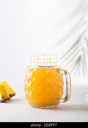 Tepache, une boisson fermentée d'ananas et de sucre, épices. Il s'agit d'une boisson mexicaine contenant une petite quantité d'alcool et de probiotiques. Banque D'Images