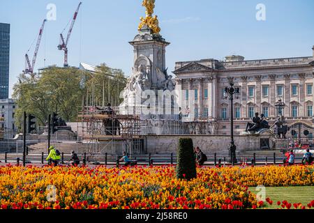 21 avril 2022. Échafaudage couvrant le mémorial dédié à la reine Victoria, à l'extérieur de Buckingham Palace Londres Banque D'Images