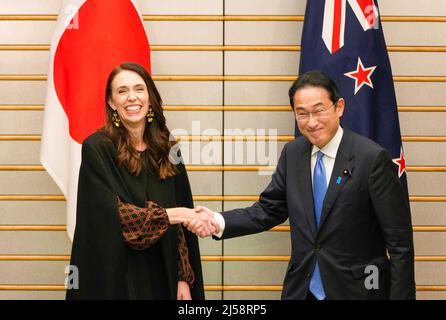 TOKYO, TOKYO, Japon. 21st avril 2022. Le Premier ministre néo-zélandais Jacinda Ardern (L) rencontre son homologue japonais Fumio Kishida à la résidence officielle de ce dernier à Tokyo, au Japon, le 21 avril 2022. Ardern est arrivé au Japon le 20 avril 2022 pour une visite de quatre jours au Japon. (Image de crédit: © POOL via ZUMA Press Wire) Banque D'Images