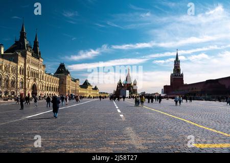 Moscou, Russie - 20 avril 2016. Personnes marchant sur la place Rouge à Moscou, Russie. Le carré rouge reste. Photo de haute qualité Banque D'Images