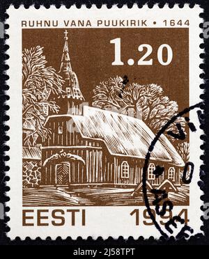 ESTONIE - VERS 1994: Un timbre imprimé en Estonie du numéro de Noël montre l'ancienne église en bois de Ruhnu (1644), vers 1994. Banque D'Images