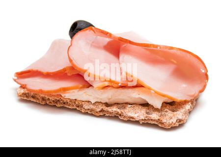 Pain de croustillant aux grains entiers avec jambon, fromage à la crème et olives - isolé sur blanc. Petit déjeuner facile. Alimentation. Sandwichs rapides et sains. Croustillant et garniture savoureuse. Collation diététique saine - isolement Banque D'Images