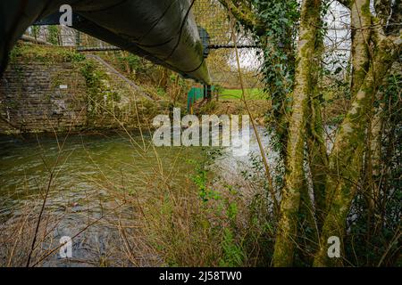 Photo du dossier datée du 23/02/22 de la rivière Ogmore à Sarn, à Bridgend, au pays de Galles, dans les environs où le corps de Logan Mwangi, âgé de cinq ans, également connu sous le nom de Logan Williamson, a été découvert le 31 2021 juillet. Sa mère Angharad Williamson, âgée de 31 ans, son beau-père John Cole, âgé de 40 ans et un garçon de 14 ans, qui ne peut pas être nommé pour des raisons juridiques, ont été reconnus coupables au tribunal de la Couronne de Cardiff. Date de publication : jeudi 21 avril 2022. Banque D'Images