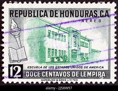 HONDURAS - VERS 1956 : un timbre imprimé au Honduras montre l'école des États-Unis, vers 1956. Banque D'Images