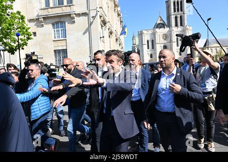 Le candidat à la présidence et le président français Emmanuel Macron font campagne à Saint-Denis, à l'extérieur de Paris, en France, le 21 avril 2022. Les électeurs français se dirigent dimanche vers les urnes lors d'un vote de deuxième tour entre le centriste en exercice Emmanuel Macron et la rivale nationaliste Marine le Pen. Photo de Jacques Witt/Pool/ABACAPRESS.COM Banque D'Images