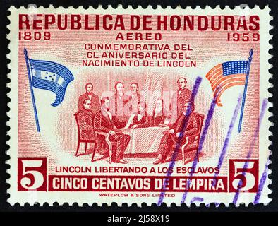 HONDURAS - VERS 1959: Un timbre imprimé au Honduras montre Lincoln à la conférence aux esclaves libres, vers 1959. Banque D'Images