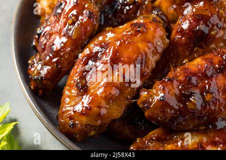 Ailes de poulet au miel et à l'ail asiatiques faites maison avec sauce trempée Banque D'Images