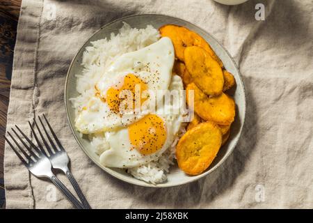 Arroz con Huevos maison cubaine avec des plantains frits pour le petit déjeuner Banque D'Images