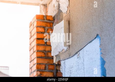 La mousse de polystyrène a été démontée. Rénovation de la façade de la maison Banque D'Images