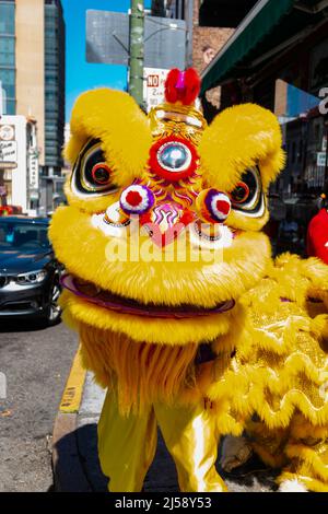 Danseurs à l'intérieur d'un costume de dragon dans les rues du quartier chinois de San Francisco, CA Banque D'Images