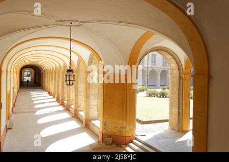 France. Bourgogne. Saone-et-Loire (71) Abbaye bénédictine de Cluny. Galerie dans la partie préservée du monastère. Vendu comme propriété nationale en 1798, t Banque D'Images