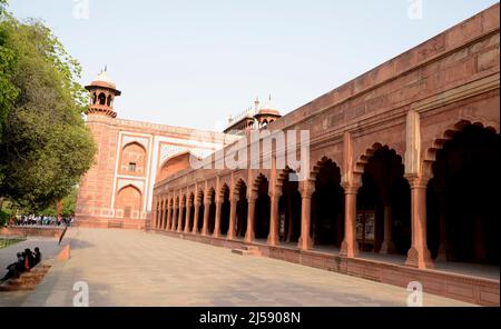 Architecture de la porte rouge et de la fenêtre dans le complexe Taj Mahal, Banque D'Images