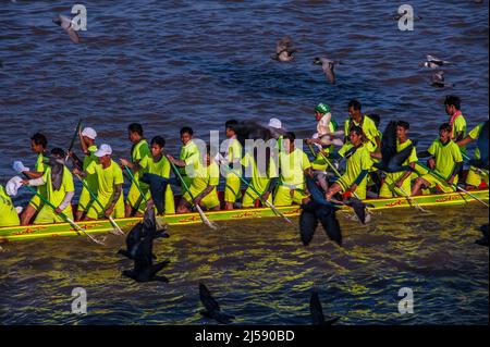 Phnom Penh, Cambodge. 21st novembre 2018. Phnom Penh célèbre bon Om Touk, le Festival de l'eau cambodgien, avec course de bateaux-dragons sur le Tonle SAP. © Kraig Lieb Banque D'Images