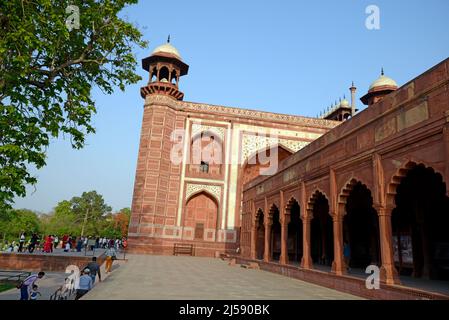 Architecture de la porte rouge et de la fenêtre dans le complexe Taj Mahal, Banque D'Images