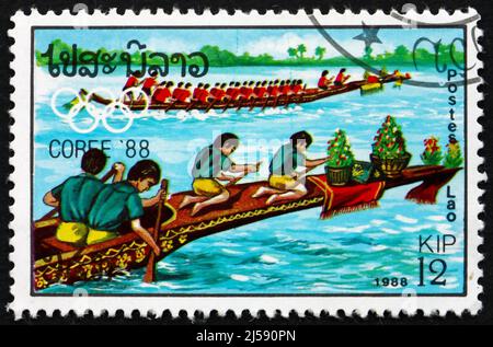 LAOS - VERS 1988 : un timbre imprimé au Laos montre le canoë-kayak, Jeux olympiques d'été de 1988, Séoul, vers 1988 Banque D'Images