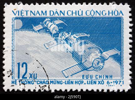 VIETNAM - VERS 1972 : un timbre imprimé au Vietnam montre le vol de Soyuz 11, Soyuz 11 Docking avec Salyut Laboratory, vers 1972 Banque D'Images