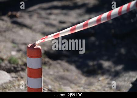 Ruban rouge et blanc étiré devant le gros plan de la zone de danger Banque D'Images