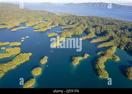 Vue aérienne des structures côtières du carbonate de calcium de l'île Gam, Raja Ampat Indonésie. Banque D'Images