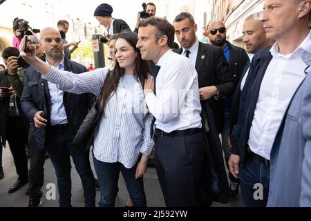 Le candidat à la présidence et le président français Emmanuel Macron font campagne à Saint-Denis, à l'extérieur de Paris, en France, le 21 avril 2022. Les électeurs français se dirigent dimanche vers les urnes lors d'un vote de deuxième tour entre le centriste en exercice Emmanuel Macron et la rivale nationaliste Marine le Pen. Photo de Jacques Witt/Pool/ABACAPRESS.COM Banque D'Images