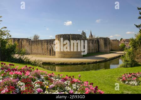 Vue sur le château de Brie Comte Robert et ses remparts en France Banque D'Images