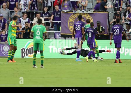 Orlando, FL: Le gardien de but d'Orlando City Mason Stajduhar (31) fait un saut de plongée sur un cueilleur de Tampa Bay les rowdies avant Steevan dos Santos (10) durin Banque D'Images