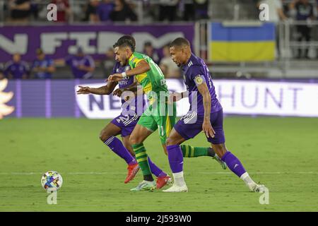 Orlando, FL : le milieu de terrain de Tampa Bay Leo Fernandes (11) dribbles le ballon entre le défenseur de la ville d'Orlando Ruan (2) et le milieu de terrain Júnior Urso (11) Banque D'Images