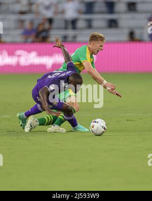 Orlando, FL: Le milieu de terrain de Tampa Bay Rowdies Laurence Wyke (27) est déclenché sur la pièce par l'avant de Orlando City Benji Michel (19) pendant la troisième ronde de Banque D'Images