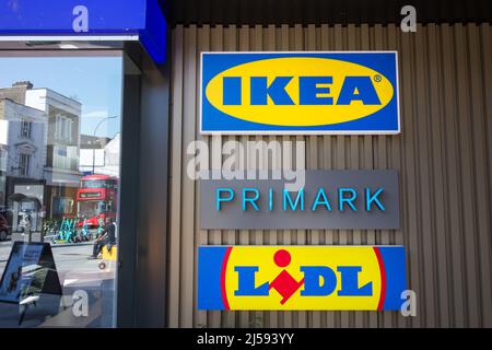 IKEA et Lidl signalisation Hammersmith, Livat, Kings Mall Shopping Centre, King Street, Hammersmith, West London, W6, Angleterre, Royaume-Uni Banque D'Images