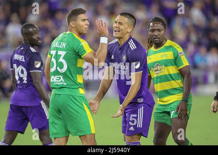 Orlando, FL : le défenseur des luges de la baie de Tampa, Aaron Guillen (33), et le milieu de terrain d'Orlando City, César Araújo (5), échangent des mots au cours de la troisième manche du Lamar Banque D'Images