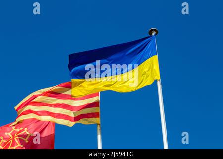 Drapeau ukrainien élevé devant l'Hôtel de région de Montpellier comme signe de solidarité avec le peuple. Occitania, France Banque D'Images