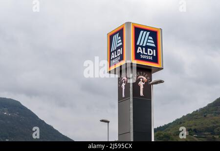 Giubiasco, Tessin, Suisse - 22 avril 2022 : Aldi Suisse signe devant le magasin de Giubiasco. ALDI est une société allemande et l'une des plus grandes Banque D'Images