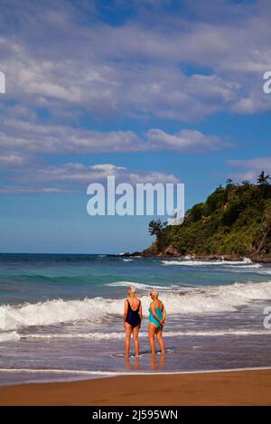 Deux femmes à Hot Water Beach sur la côte est de la péninsule de Coromandel, île du Nord de la Nouvelle-Zélande. Banque D'Images