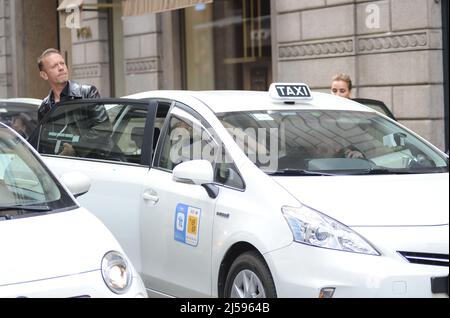 Milan, . 21st avril 2022. Milan, 21-04-2022 Rocco Siffredi après avoir déjeuné avec sa femme ROSA CARACCIOLO au 'alulaio di Montenapoleone', il fait une promenade le long des rues du quadrilatère, puis il décide d'entrer dans 'DIOR' pour faire du shopping. A la fin, ils décident de prendre un taxi pour retourner à l'hôtel - SERVICE EXCLUSIF - piscine avec crédit Mantis: Agence de photo indépendante / Alay Live News Banque D'Images