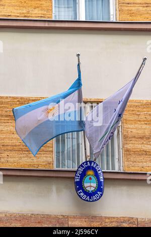 Belgrade, Serbie - 09 avril 2022 : drapeau national et armoiries de la République d'Argentine, bâtiment de l'ambassade. Banque D'Images