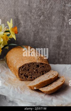 Le pain de seigle en tranches sur une planche. Sur une table en bois. Banque D'Images