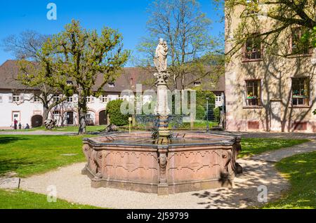 La cour intérieure de l'abbaye de Lichtental avec la fontaine de Sainte-Marie à Baden Baden. Baden Wuerttemberg, Allemagne, Europe Banque D'Images