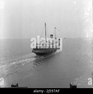 1959, historique, le navire à vapeur à passagers 'St Seiriol', de la compagnie de Liverpool et North Wales Steamship, quittant le port, Rhyl, pays de Galles, Royaume-Uni. Le navire est entré en service en 1935 et a fonctionné jusqu'en 1962. Banque D'Images