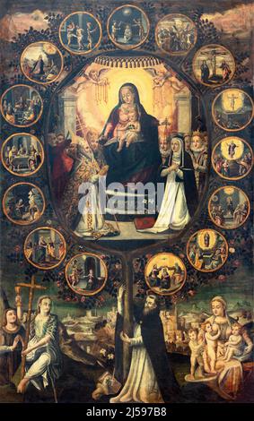 POLIGNANO A MARE, ITALIE - 4 MARS 2022 : la peinture de Madonna et des mystères de Rosaire dans la cathédrale de Matrice avec la Sainte-Dominique et la Sainte-Hélène. Banque D'Images