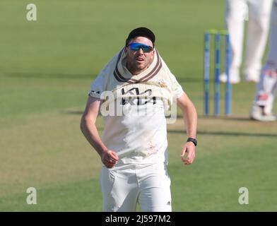 21 avril 2022, Londres, Royaume-Uni. Jamie Overton de Surrey met sur son chandail alors que Surrey prend Somerset dans le championnat de comté au Kia Oval, le premier jour. David Rowe/Alay Live News. Banque D'Images