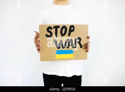 La guerre de la Russie contre l'Ukraine. Le gars avec le message d'arrêter la guerre. Plaque de texte « NO WAR ». Banque D'Images