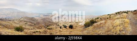 Rive du lac de Tibériade, les pentes du plateau du Golan en Israël Banque D'Images