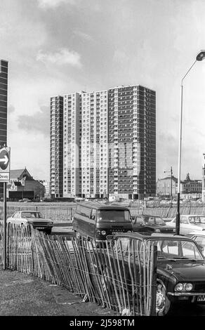 La Norfolk Cour dans la région de Lauriston Gorbals Glasgow a été achevée en 1973 dans le cadre du nouveau développement dans le domaine du développement global Gorbals. L'intention était de démolir les logements des taudis et les remplacer avec des lotissements haute densité composé de hauts et bas à appartements. Cour de Norfolk a été démolie à son tour le 8 mai 2016 pour permettre le réaménagement de la zone. Numérisation de l'image originale de négatifs n&b prises en mars 1977. Banque D'Images