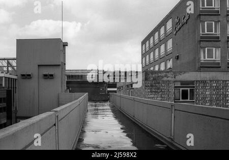 Image d'archive en noir et blanc du centre de Cumbernauld Ville Nouvelle, avril 1977. Le Golden Eagle hotel sur la droite a été démoli peu après. Banque D'Images